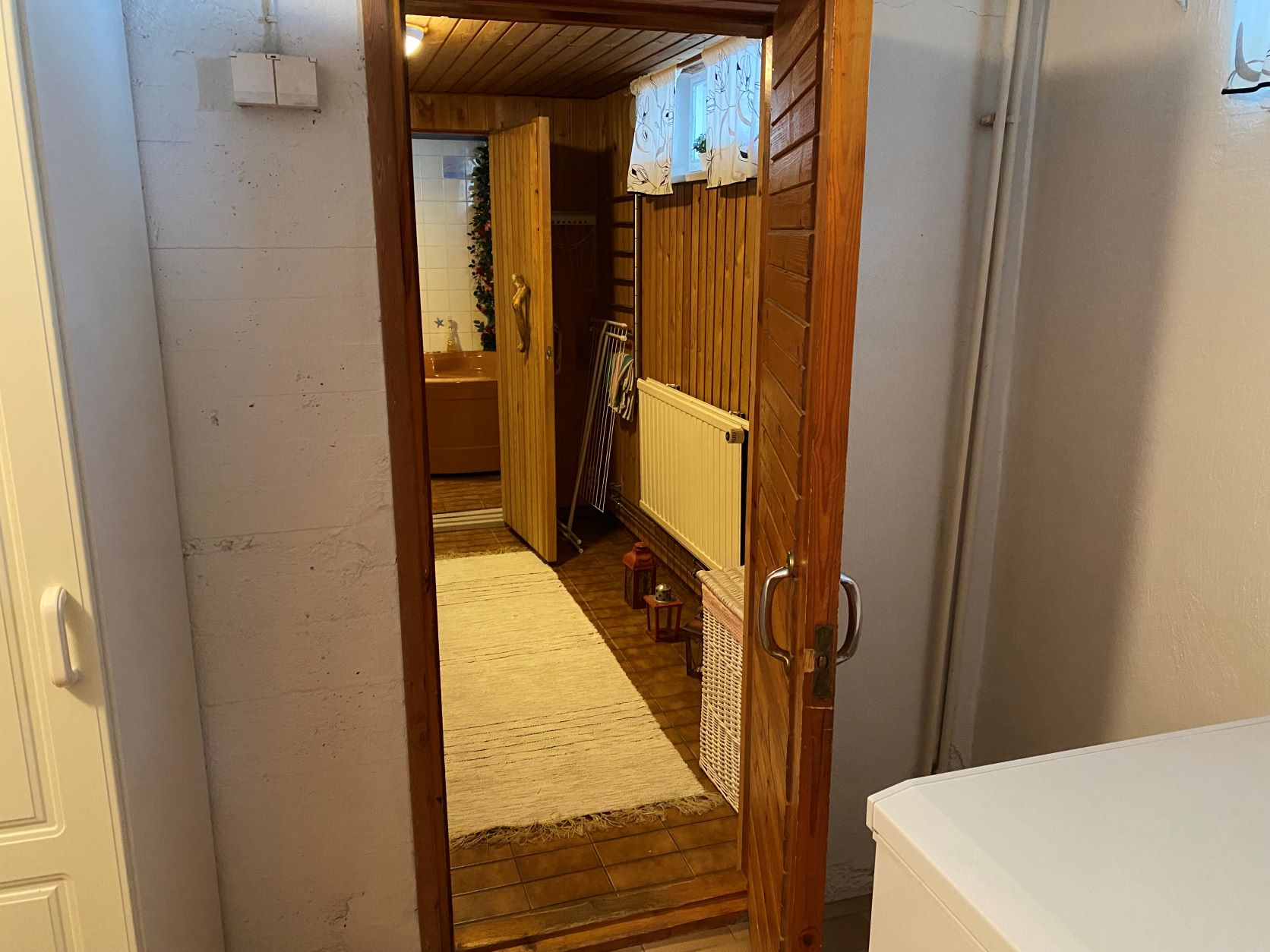53 kellarin aulasta ovi pukuhuoneen kautta pesuhuoneeseen ja saunaosastoon