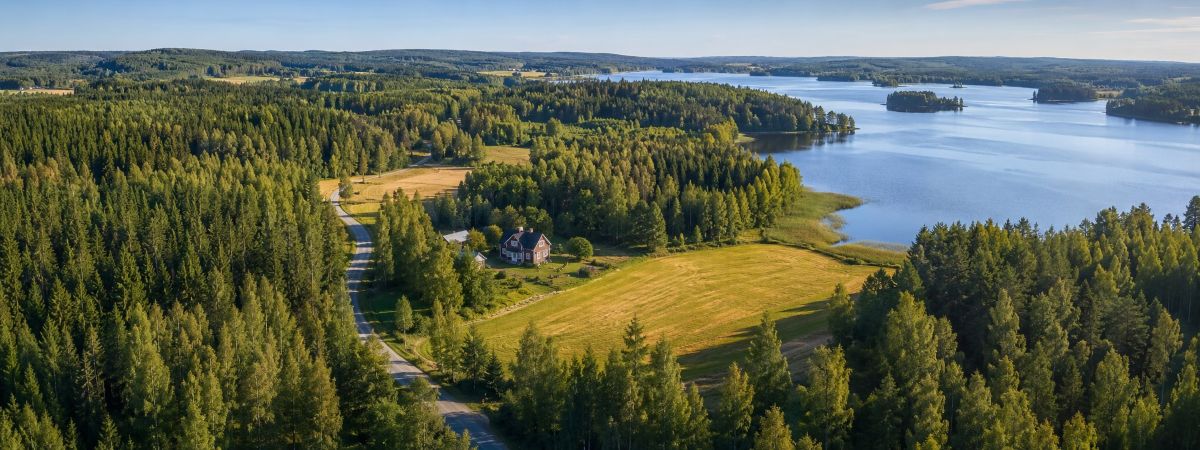 Maalaismaisemakuva myyntikohdetyypeistä maa metsä talo rantatontti